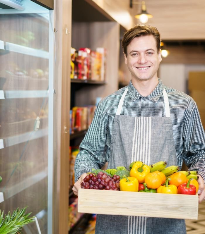 Señor con una canaste de frutas y verduras prestando Servicios Frescos en Sevilla.