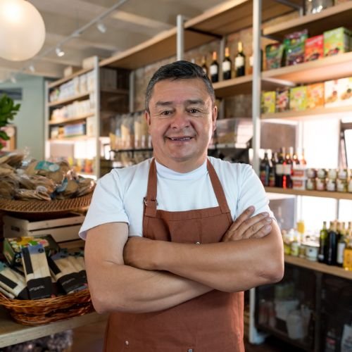 Hombre ofreciendo Servicios Frescos en Sevilla.